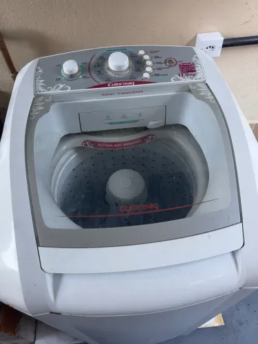 Máquina de lavar Colormaq 11,5 kg funcionando