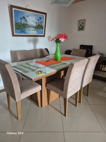 Mesa com 6 cadeiras