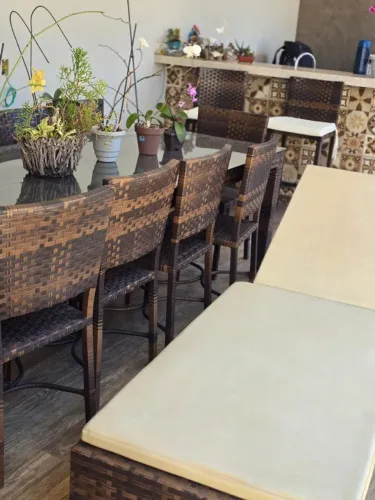 Mesa com 10 cadeiras
