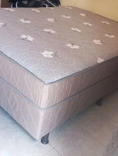 Camas casal com mola e espuma ?