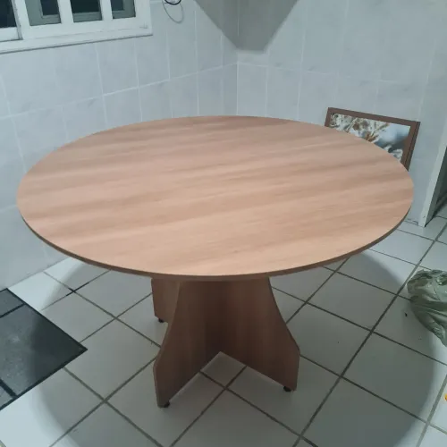Mesa redonda em MDF