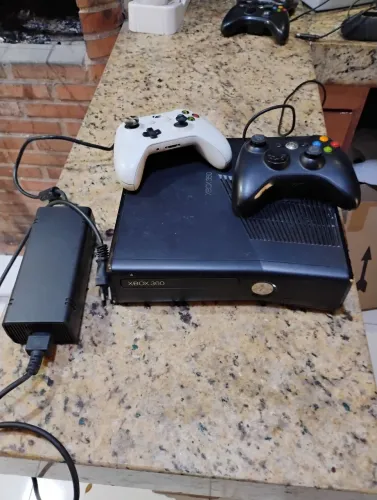 XBOX 360 com fonte e controle no estado.