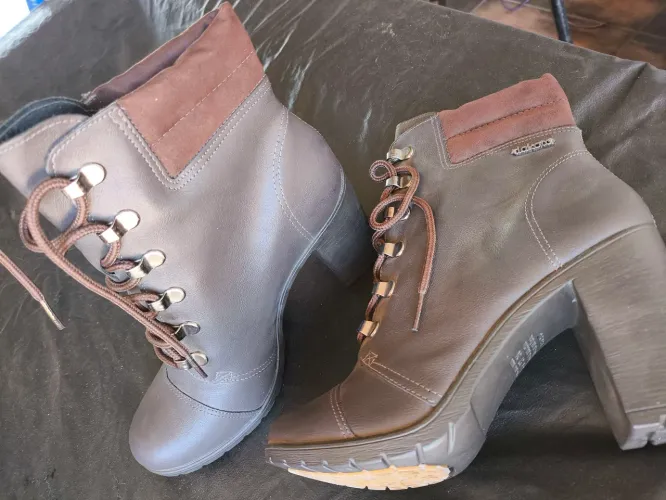 Bota coturno feminina