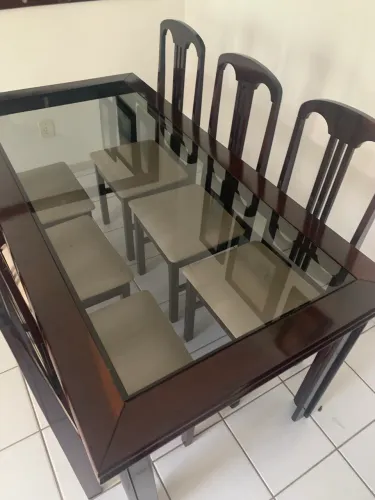 Mesa de Madeira com 6 cadeiras e espelho