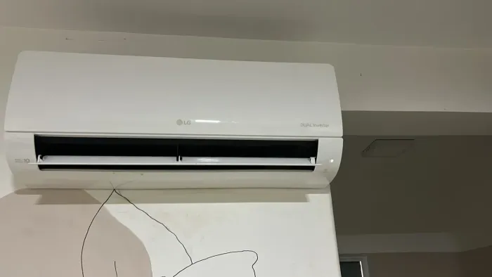 Vende se um ar condicionado de 9btus semi novo por 2.000,00