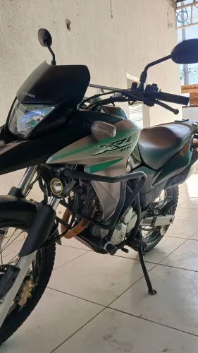 Moto nova e bem conservada