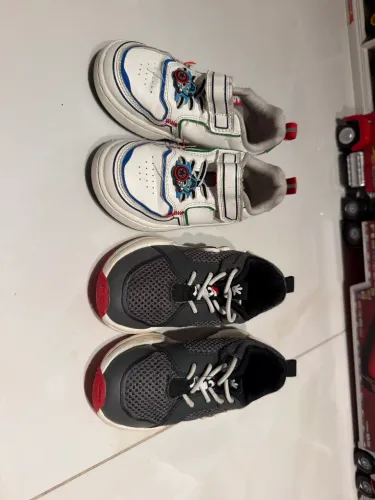 Kit 02 tênis Zara menino tamanho 26 marvel e Disney