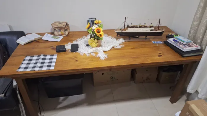 Vendo essa mesa c 2 cadeiras de Madeira Maciça