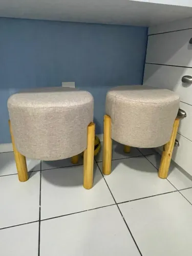 Par de pufes modernos em excelente estado
