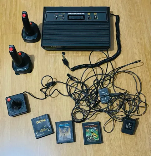 VIDEOGAME ATARI 2600 - POLYVOX ORIGINAL 1985 - RARIDADE + CAIXA + JOGOS + 3 JOYSTICKS