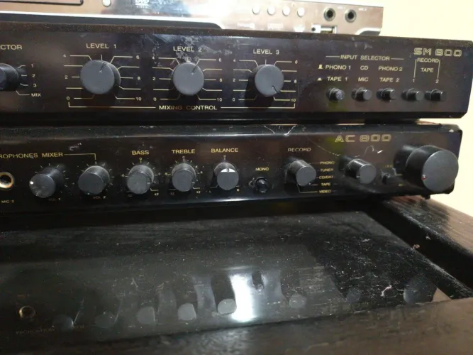 Mixer e amplificador Unic SM 800