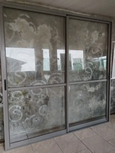Porta vidro alumínio tamanho 2.51 de largura por 2.54 altura