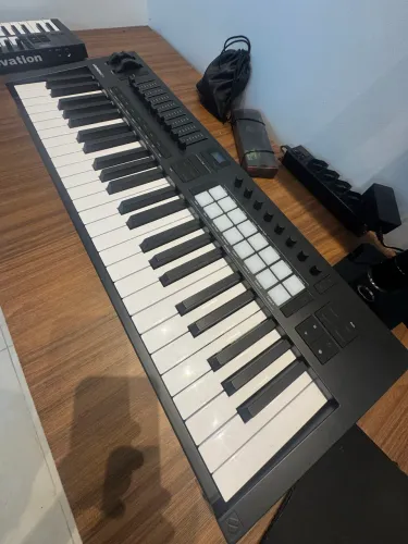 TECLADO CONTROLADOR NOVATION MK4 49 TECLAS