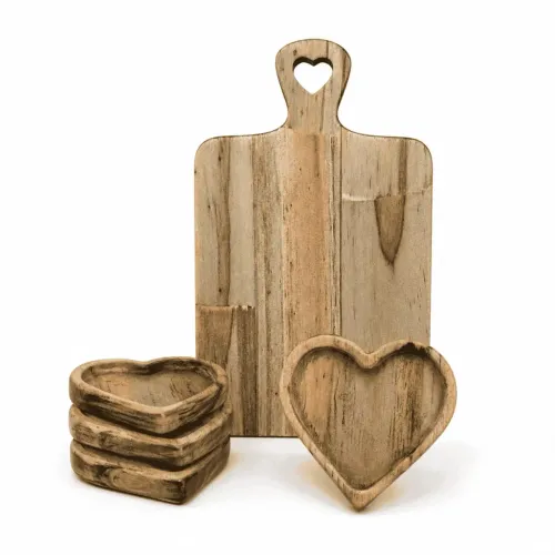Kit Presente Artesanal em Madeira com Tábua Decorativa e 4 Porta-Copos Coração Rústico
