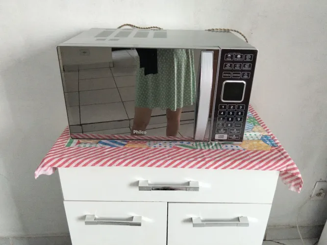 Microondas Philco cinza claro espelhado 