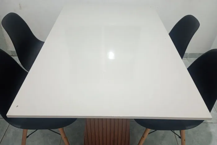 Mesa com 4 cadeiras