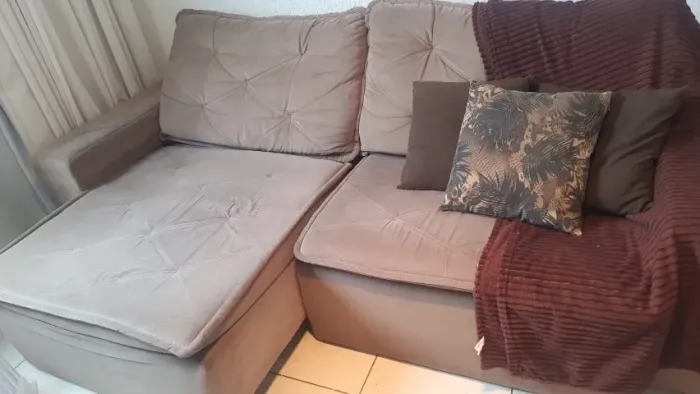 Sofa retratil e encostro encrina, acento mola e pilow top com enchimento em fibra de silic