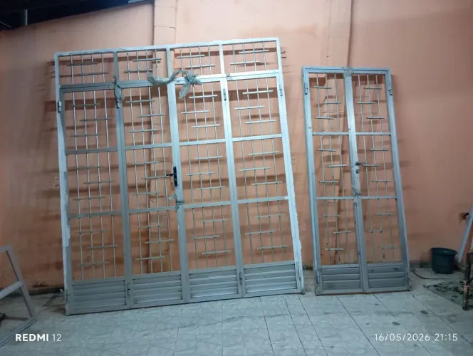 Portão de alumínio gradeado