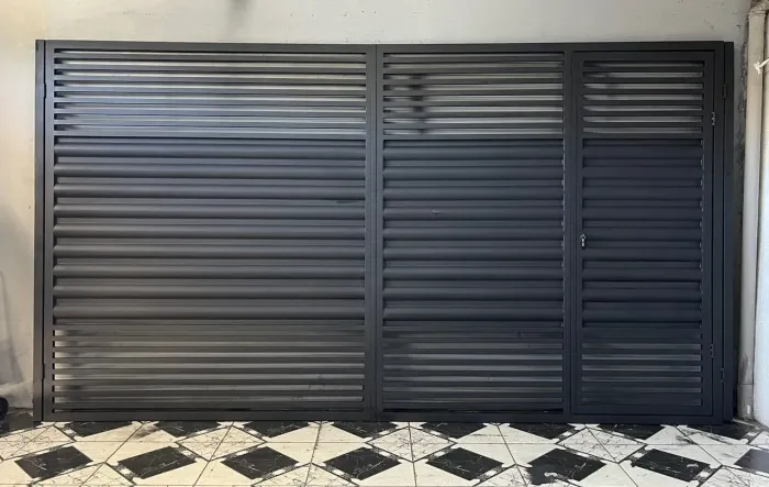 Portão 2 folhas com social embutido pronto para instalação