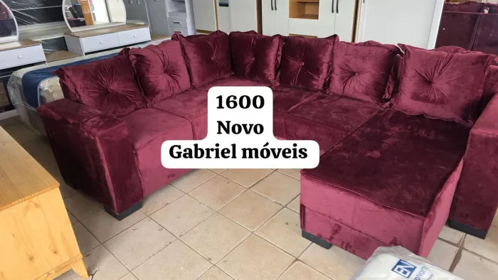 SOFÁ DE CANTO COM CHAISE VINHO NOVO