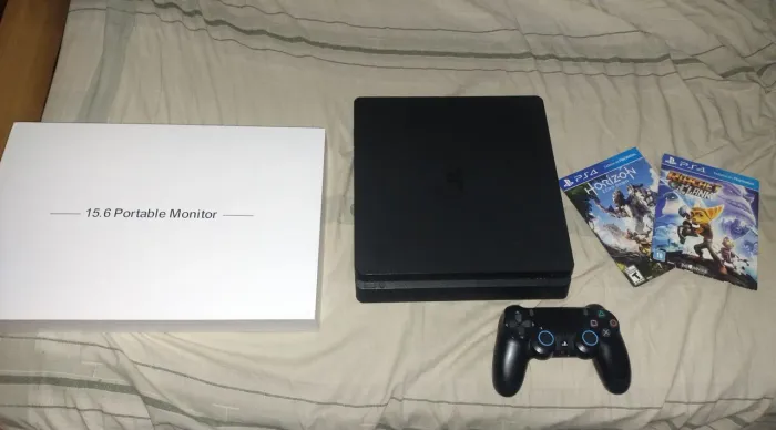 KIT Ps4 slim 1TB+Monitor portátil