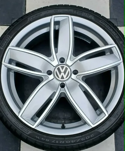 Rodas da Amarok aro 17 furação 4x100 c/ pneus 205/40