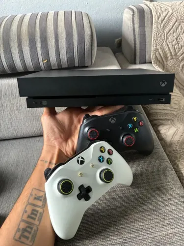 Xbox One X 1TB - Excelente Estado + 2 Controles