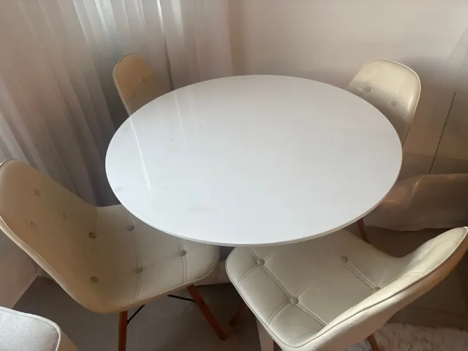 Mesa em laca com 4 cadeiras