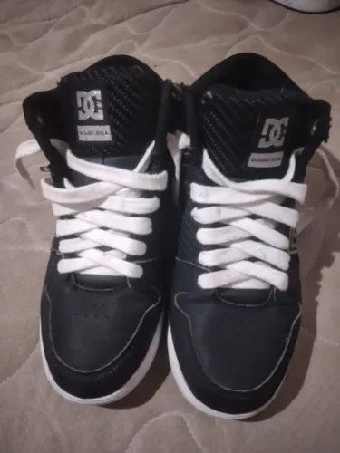 Tênis DC original femenino número 35 cor preto telefone pra contato *