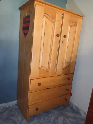 Guarda roupa de madeira "angelim "