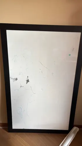 Um Quadro para giz , outro para canetinha medindo 0,90 x 1,40
