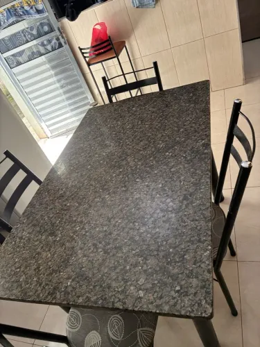 Vendo mesa de mármore com 4 cadeiras 