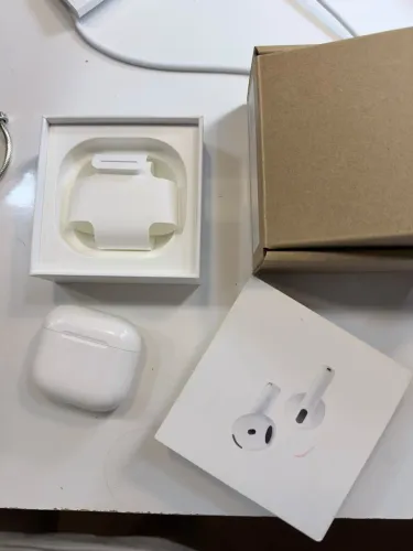 Fone Apple AirPods 4 com cancelamento de ruído