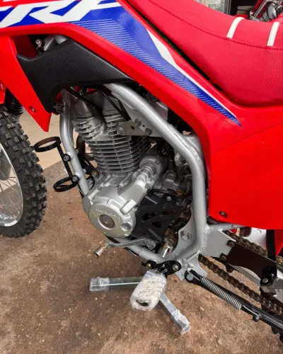 CRF 250F 2022 SEMINOVA NUNCA USADA EM TRILHA