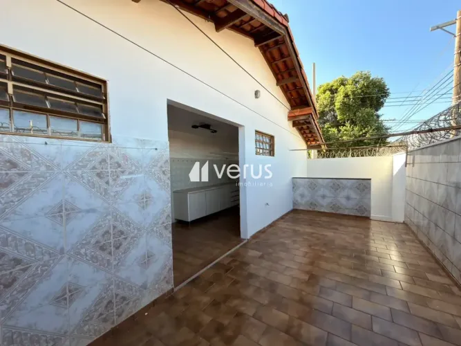 Casa para aluguel, 3 quartos, 2 suítes, 3 vagas, Saraiva - Uberlândia/MG