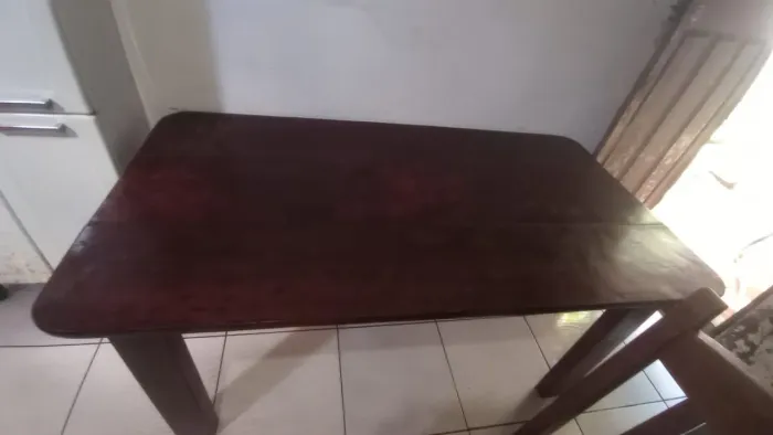 MESA GRANDE DE MADEIRA com 4 cadeiras