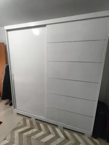 Guarda-roupa 2 portas de correr branco, em ótimo estado, com brinde de tapete de couro