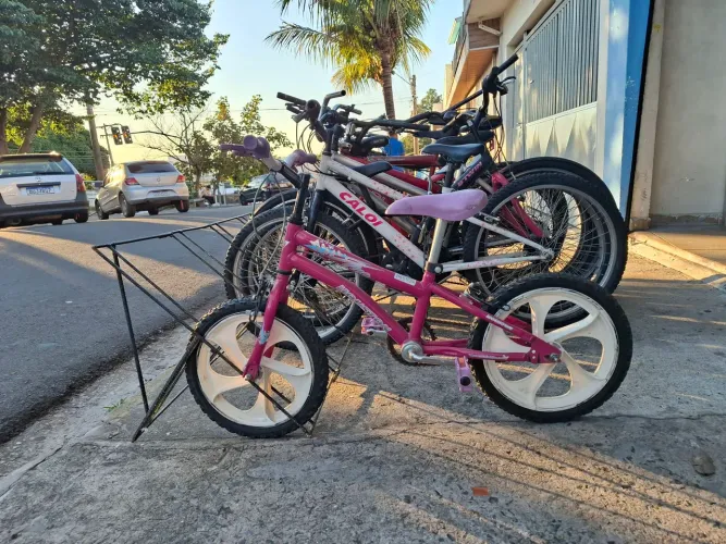 Bicicleta infantil acompanha rodinhas reforçadas