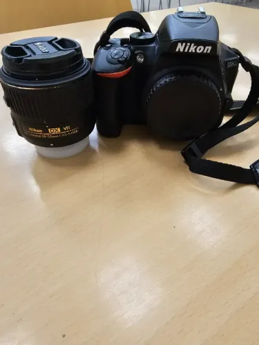 Nikon D5500 (Lente AF-S NIKKOR 18-55 mm 1:3.5 - 5.6 G) 8K CLIQUES + RODE VMGO VIDEOMIC GO