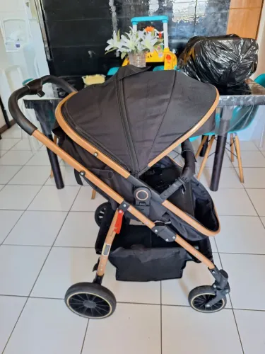 Carrinho de bebê com bebê conforto