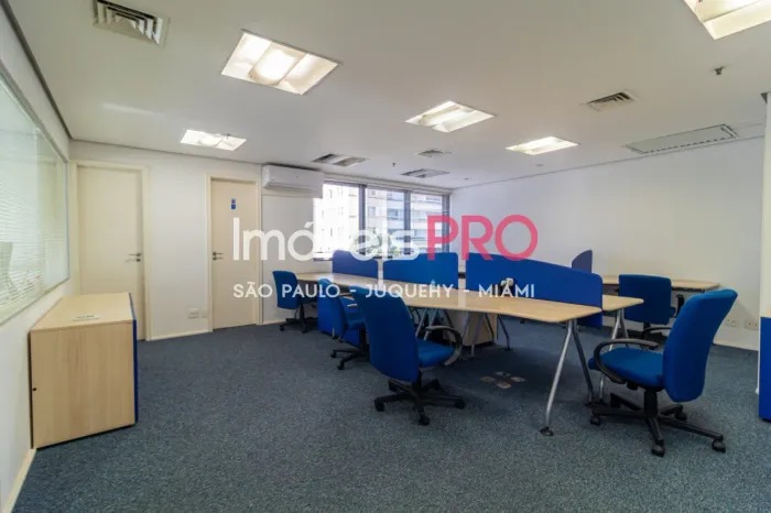 Sala comercial para locação mobiliada no Itaim Bibi, são 2 vagas fixas de garagem. Agende 