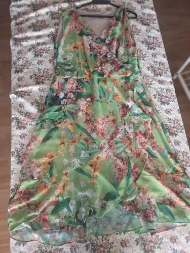 vestido florido em seda semi novo