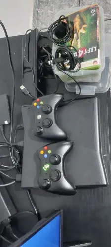 Vendo xbox 360 muito completo, vai com HD com 252 jogos.