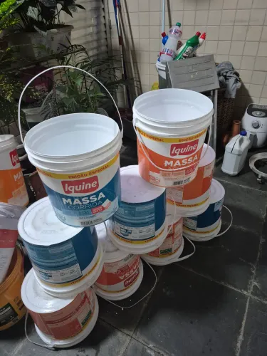 Baldes plásticos