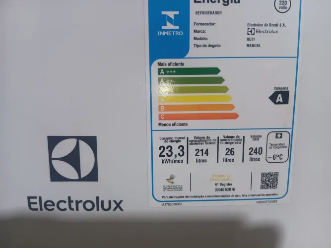 Geladeira eletrolux 240 litros modelo RE 31 semi nova pouco mais de um ano de uso