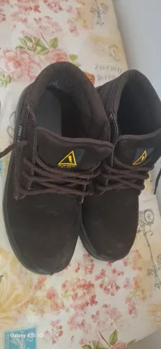 Vendo bota de segurança