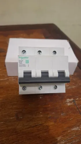 Disjuntor Tripolar 100A Curva C 4,5kA 220/400V EZ9F33391 Schneider