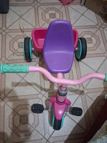 Um velocipe triciclo p criança ate 4 anos