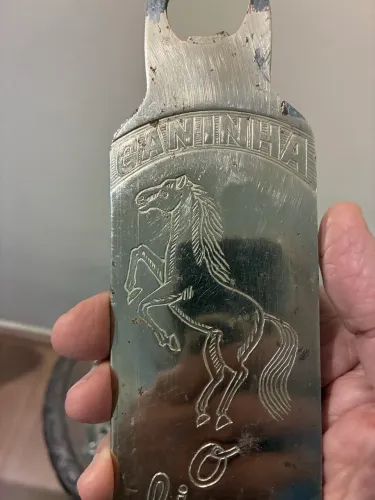 Abridor de garrafa antigo da Caninha Cavalinho anos 60 em metal