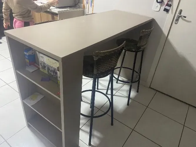 Bancada com 4 banquetas